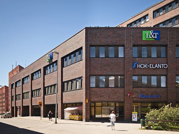 Punatiilinen liikerakennus, jonka julkisivussa on L&T:n, HOK-Elannon ja S-marketin logot.