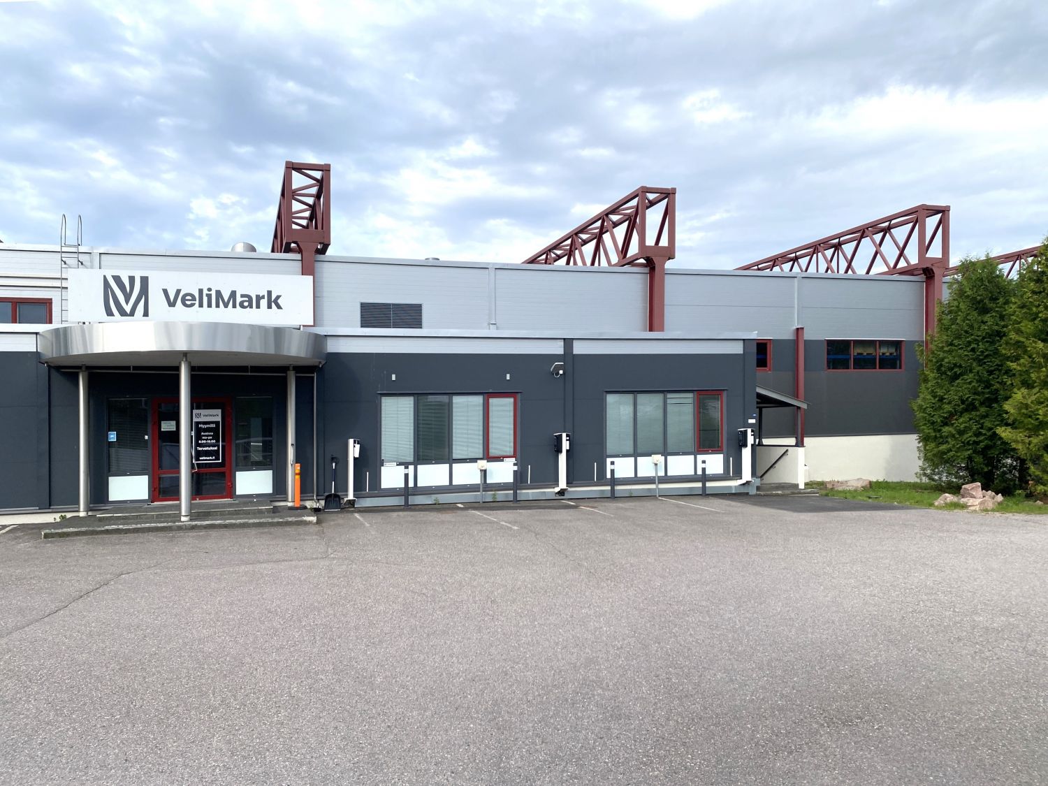 VeliMark-yrityksen liikerakennus ja sisäänkäynti.