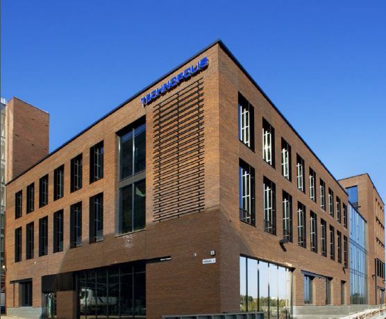 Moderni tiilinen Technopolis-rakennus.