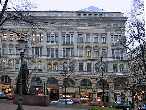 Historiallinen rakennus ja puistoalue kaupunkiympäristössä.