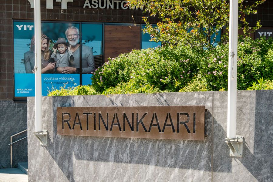 Ratinankaari-kyltti rakennuksen edustalla ja taustalla YIT:n mainos.