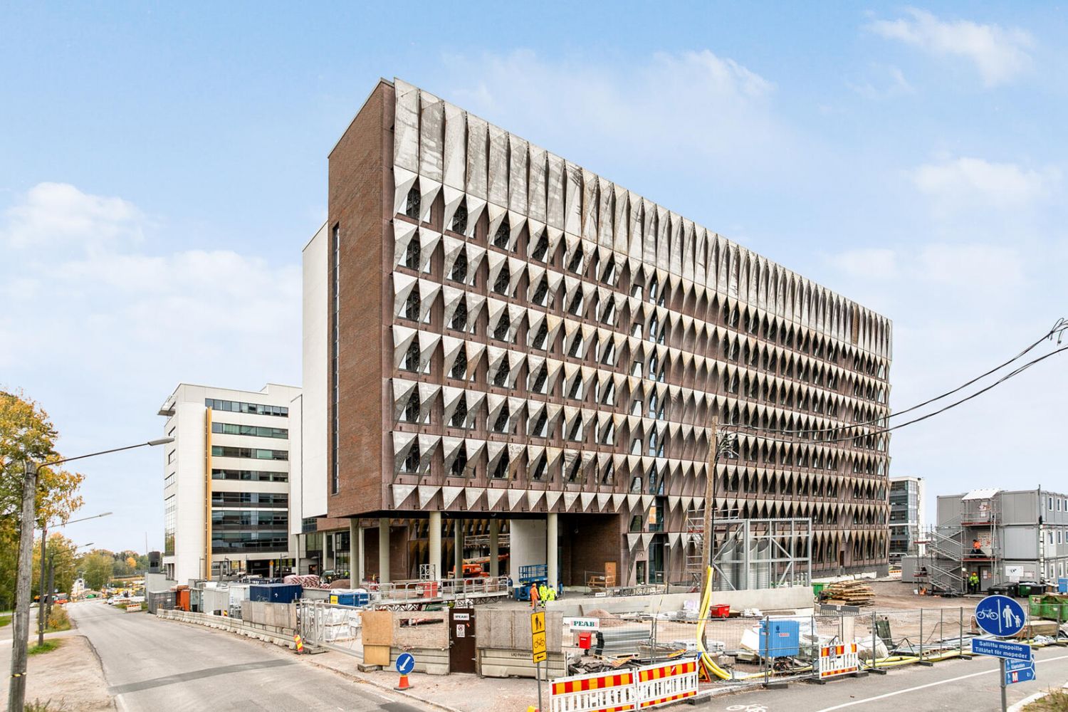 Moderni rakennus, jossa on näyttävä geometrinen julkisivu.