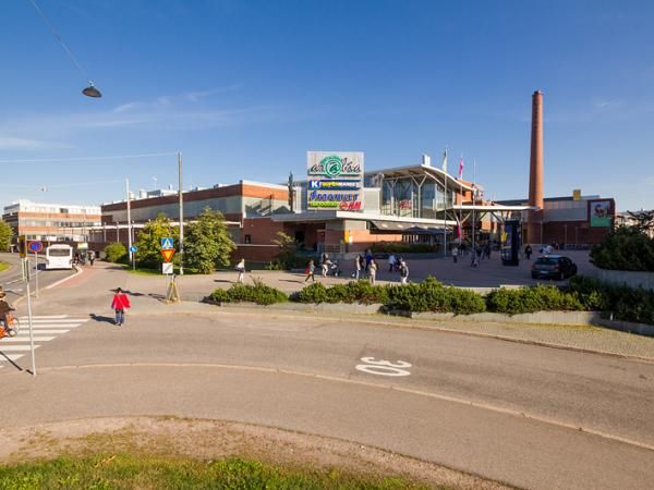 Näkymä kauppakeskus Arabiasta ja sen edustalla olevasta katuympäristöstä aurinkoisena päivänä.