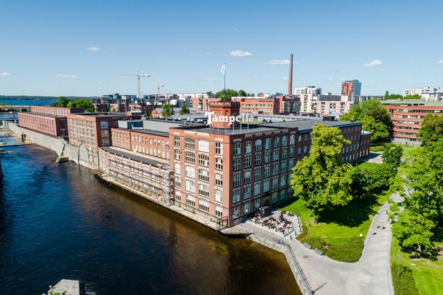 Ilmakuva Tampellan punatiilisestä rakennuksesta Tammerkosken rannalla Tampereella.