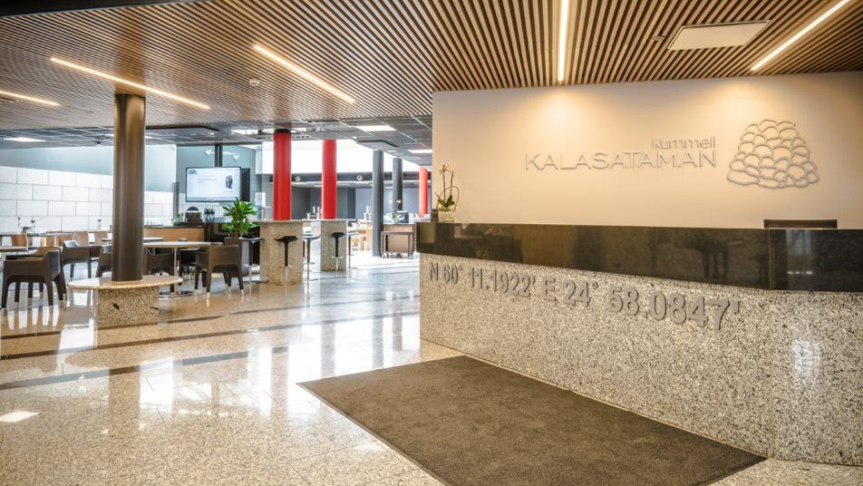 Kalasataman Kummelin moderni aula ja vastaanottotiski.