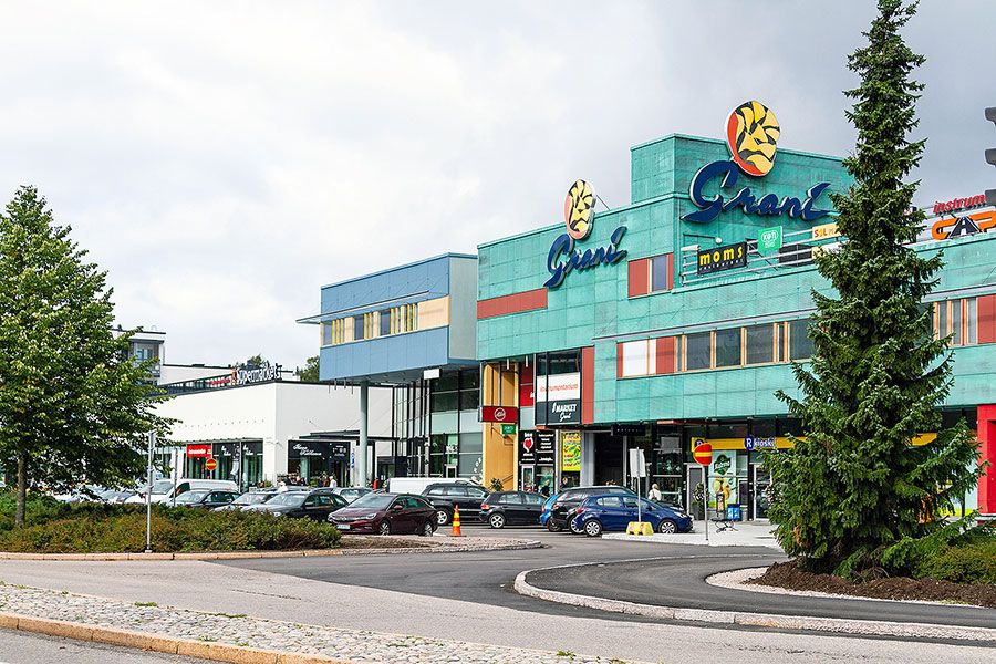 Kauppakeskus Grani ja sen edustalla oleva pysäköintialue.
