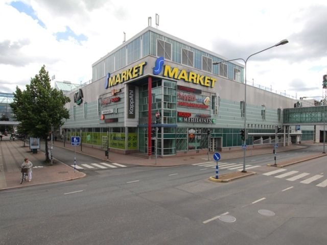 Näkymä S-market-myymälään ja liikerakennukseen kadunkulmassa.