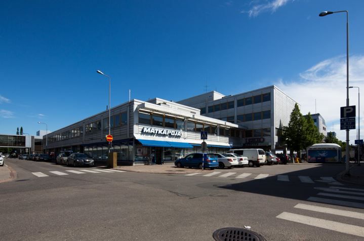 Katunäkymä Matkapojat-liikkeen edustalta aurinkoisena päivänä.