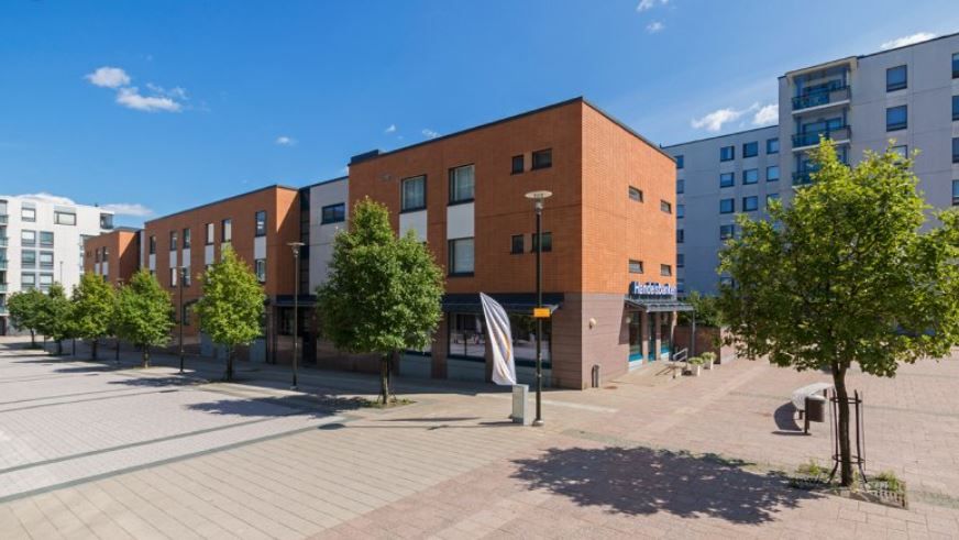 Keskeinen katutason liiketila Iso Omenan vieressä. Useita valmiita hoitohuoneita ja erinomaiset kulkuyhteydet. Soveltuu erinomaisesti hoito- tai toimistokäyttöön (ei sovellu ravintolaksi tai kahvilaksi).