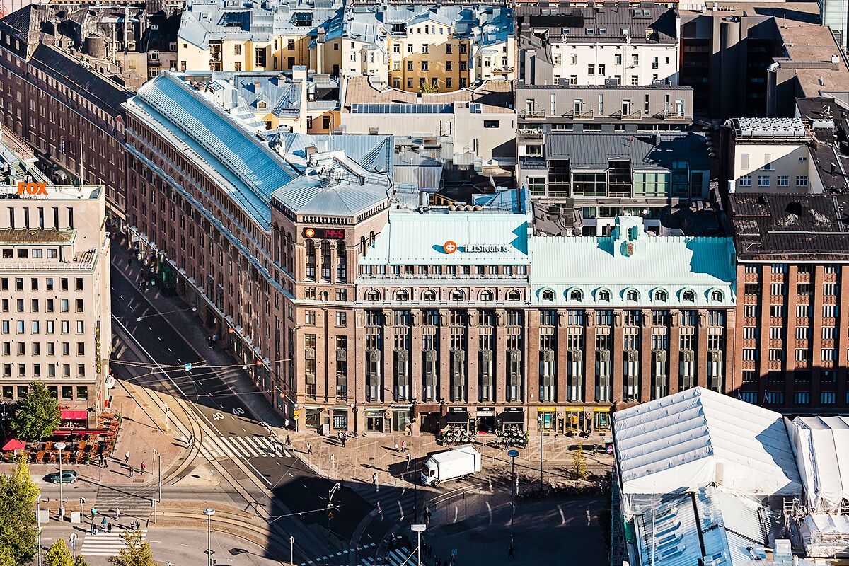 Korkealta otettu kaupunkinäkymä Helsingin keskustan rakennuksista ja katuverkostosta.