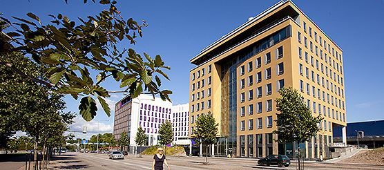Moderni kaupunkimaisema toimistorakennuksineen aurinkoisena päivänä.