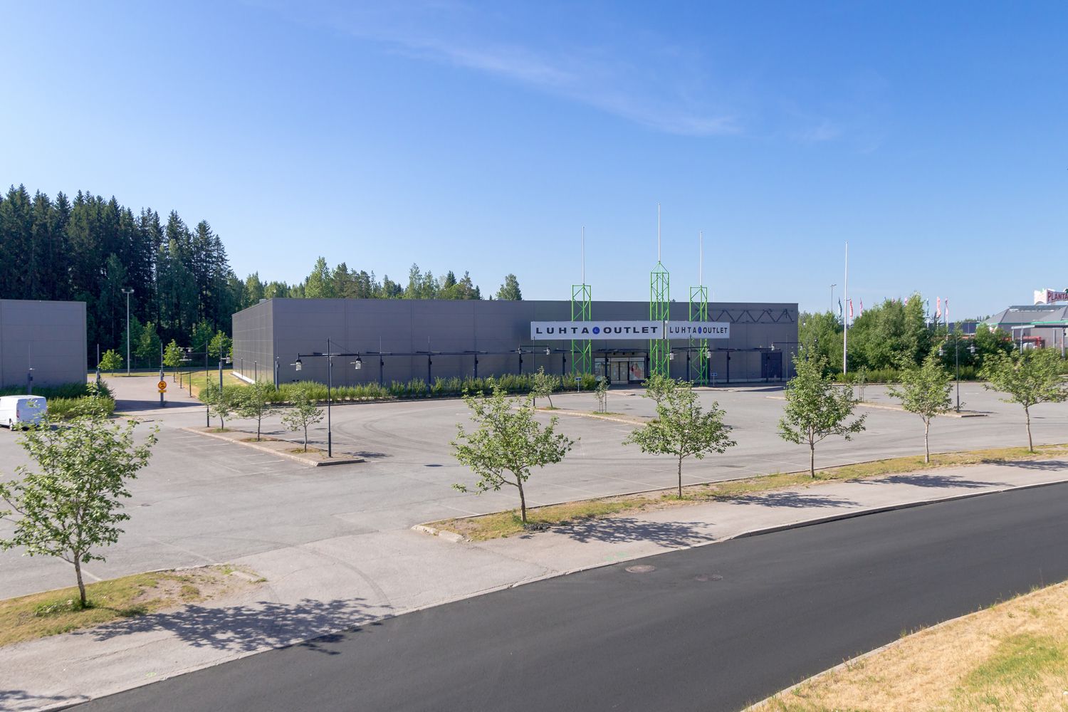 Luhta Outlet -myymälärakennus ja tyhjä pysäköintialue.
