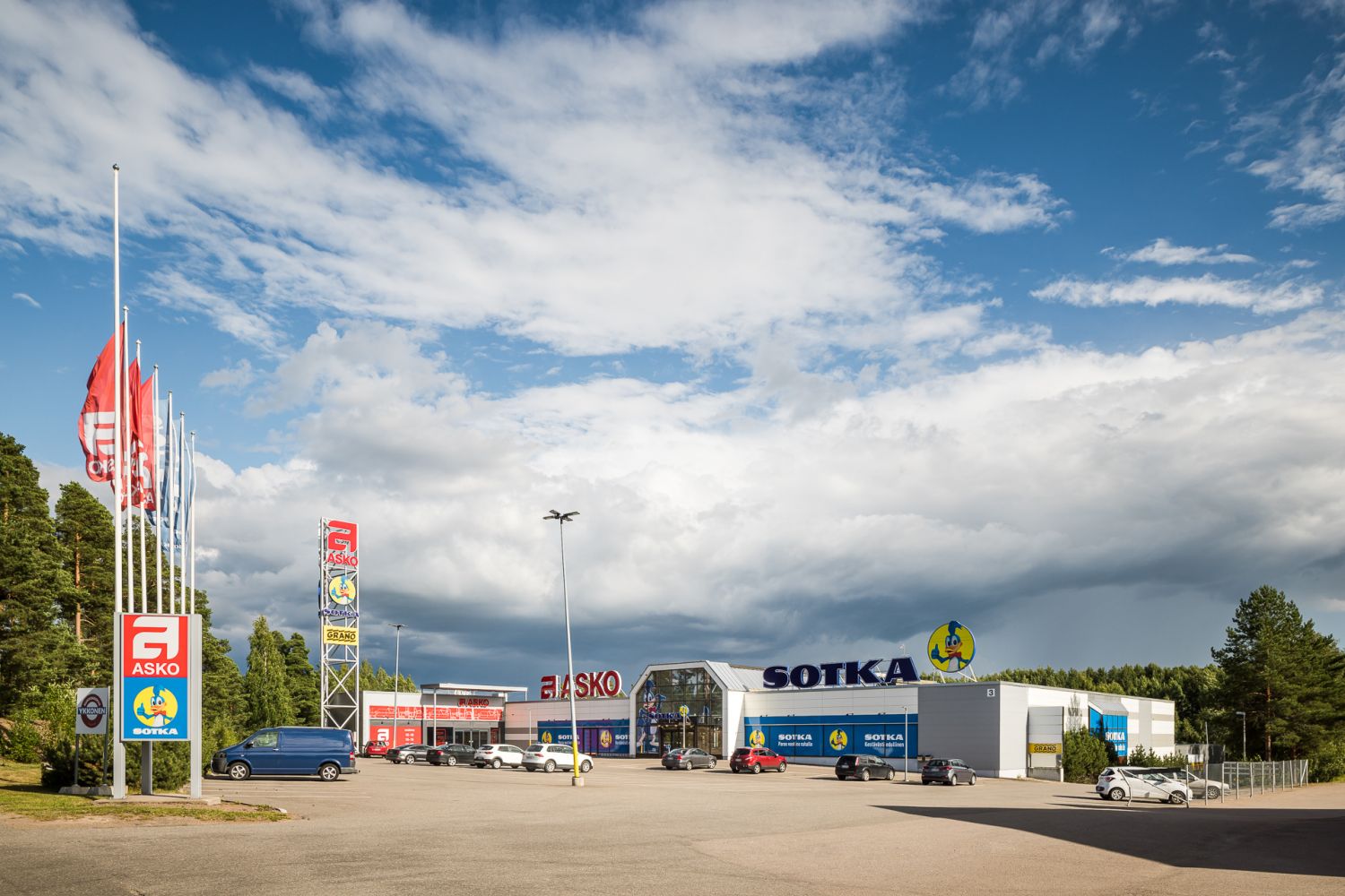 Askon ja Sotkan myymälärakennus ja parkkipaikka.