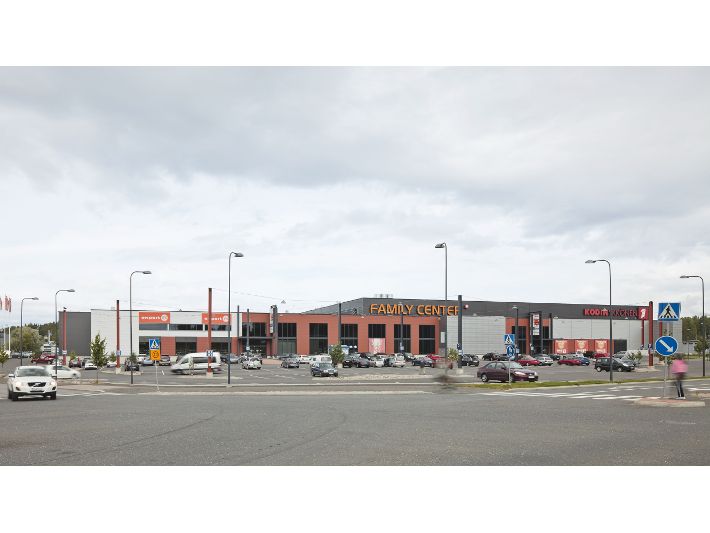 Family Center -kauppakeskus ja sen suuri parkkipaikka pilvisenä päivänä.