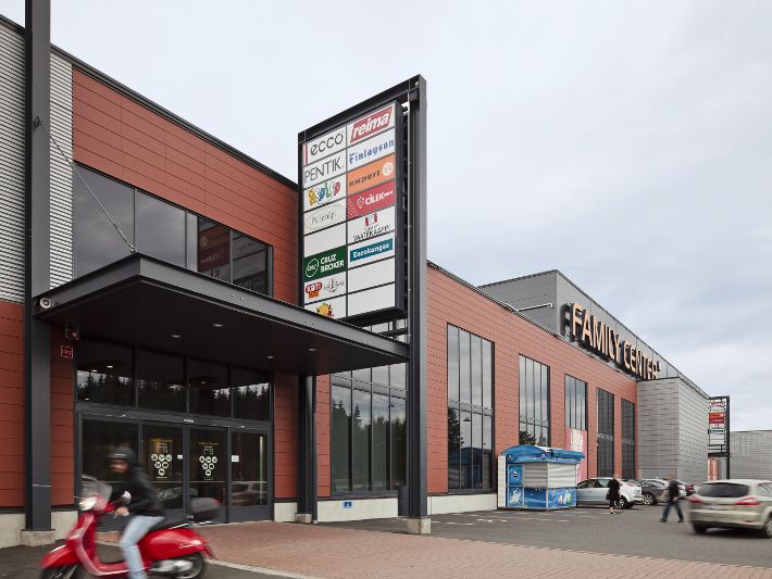 Näkymä kauppakeskus Family Centerin julkisivusta ja sisäänkäynnistä.