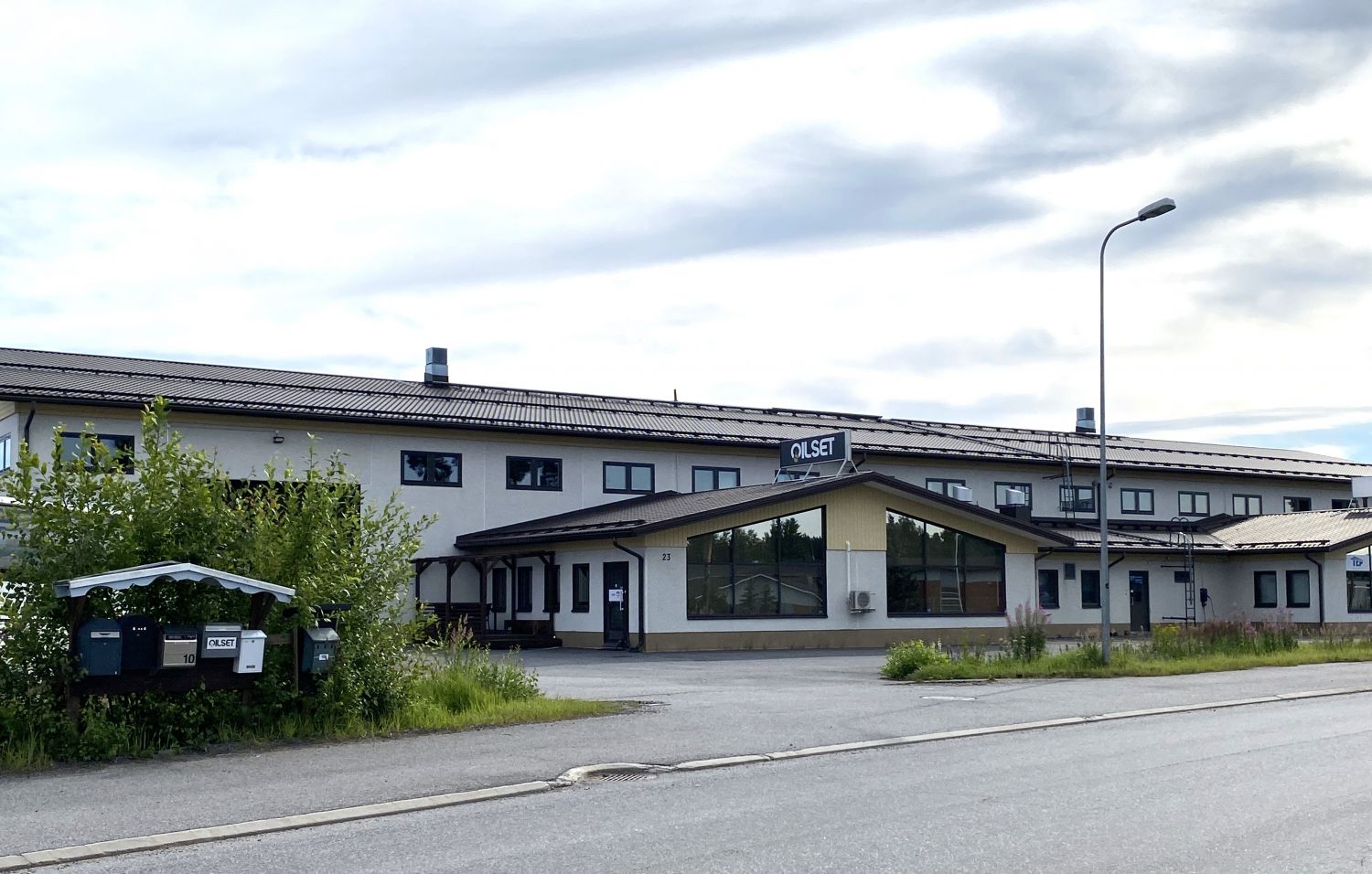 Vaalea liikerakennus, jonka katolla on Oilset-yrityksen kyltti.