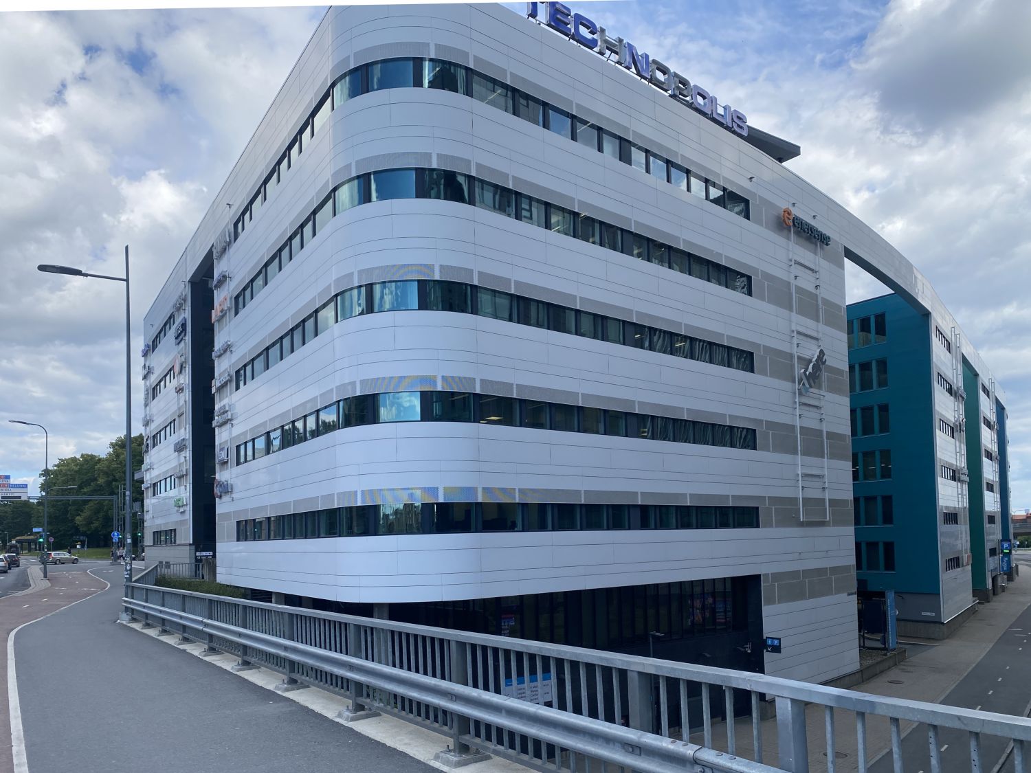Moderni Technopolis-toimistorakennus kaupunkiympäristössä.
