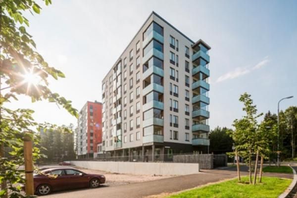 Moderni asuinkerrostalo aurinkoisessa säässä.
