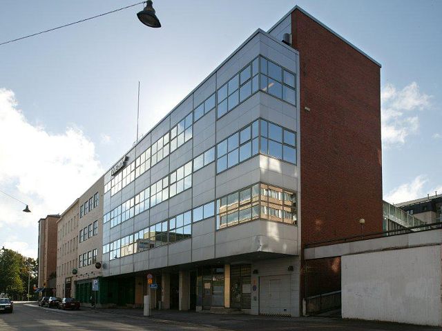Monikerroksinen toimistorakennus kaupunkikadun varrella.