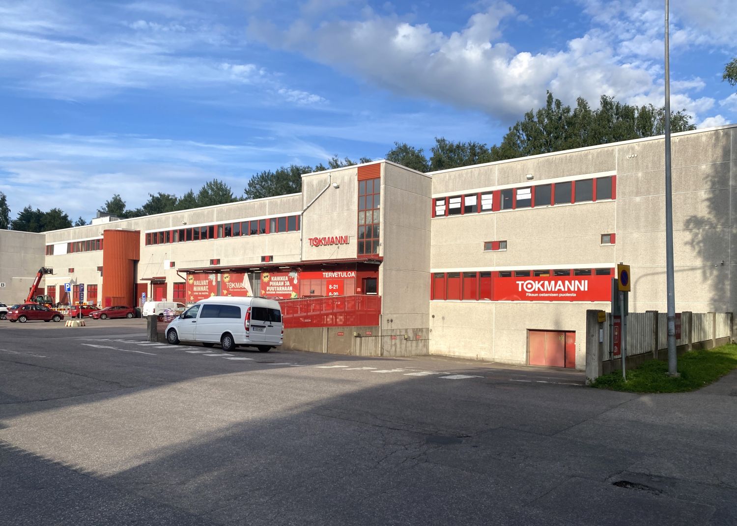 Tokmanni-tavaratalo ja sen edessä oleva pysäköintialue.