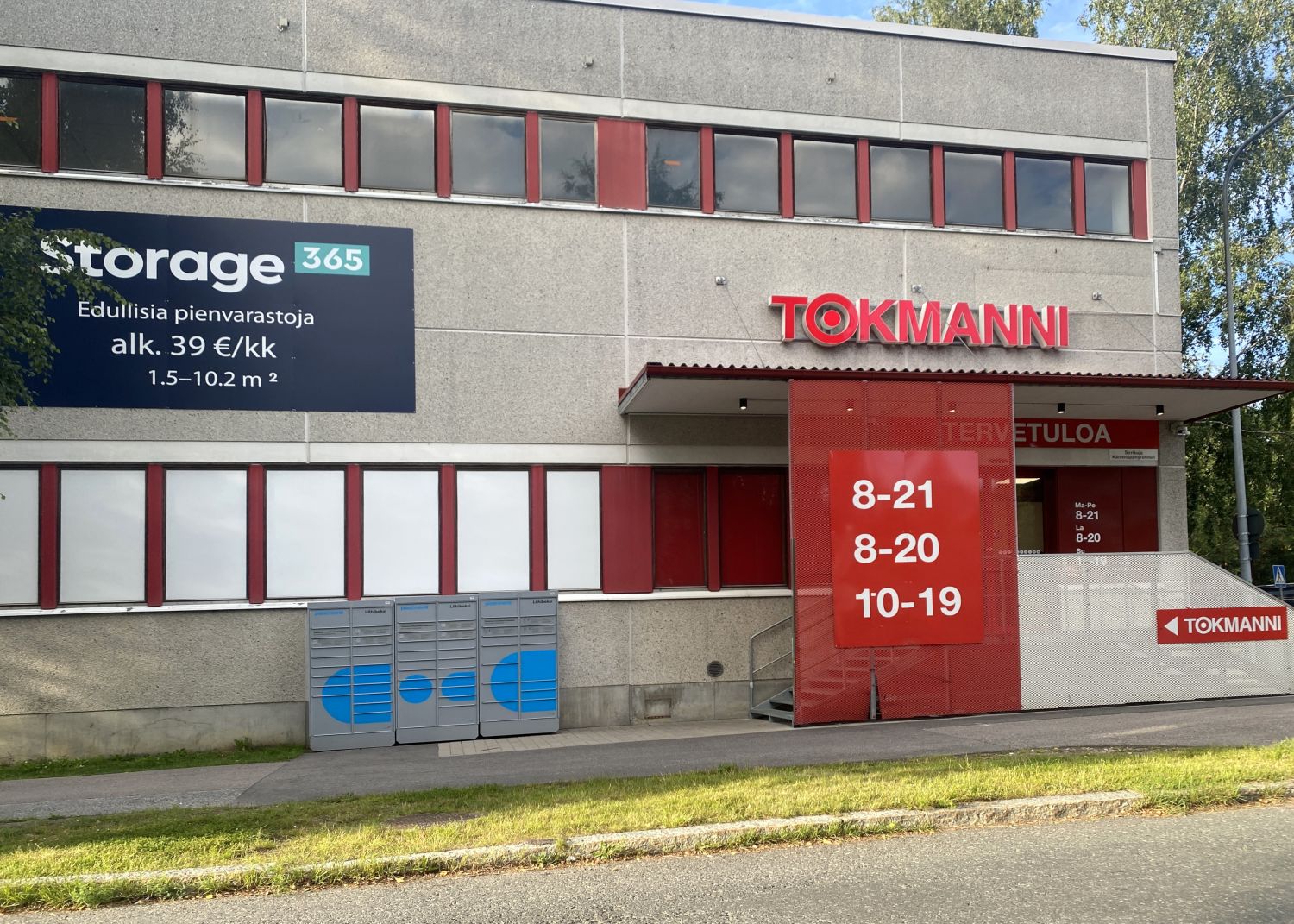 Tokmanni-myymälän ja Storage 365 -pienvaraston rakennus, jonka edessä on pakettiautomaatteja.