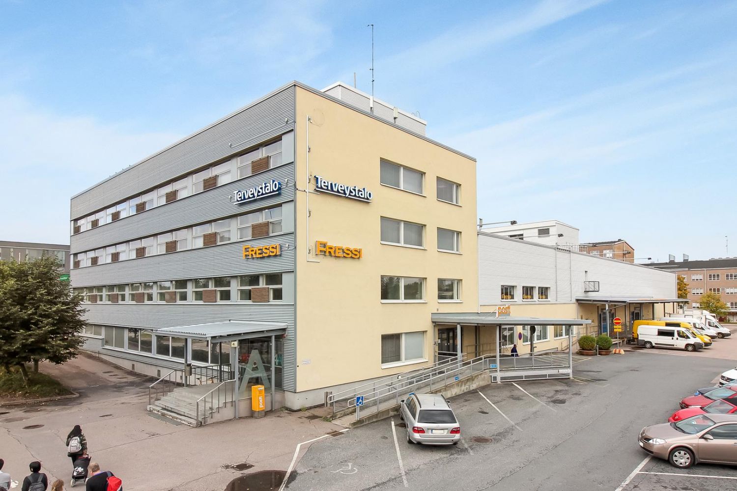 Monikerroksinen liikerakennus, jonka julkisivussa on Terveystalo- ja Fressi-kyltit, ja rakennukse...