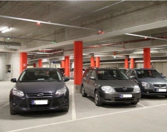Autoja pysäköitynä parkkihallissa.