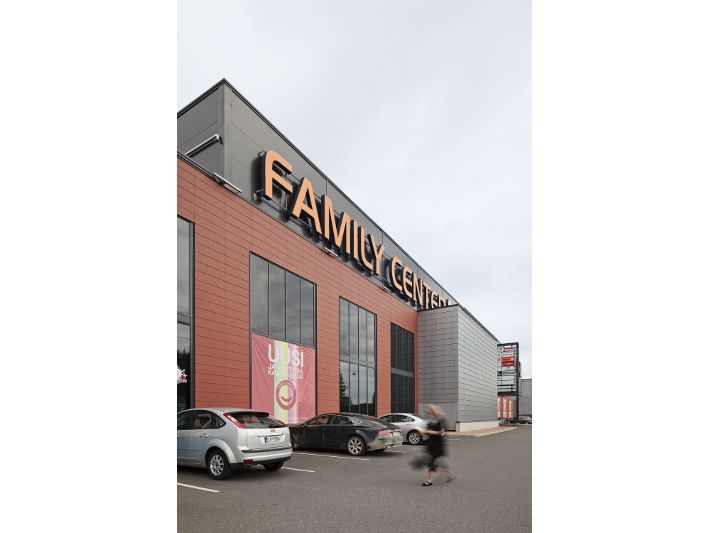 Family Center -kauppakeskuksen julkisivu ja pysäköintialue.
