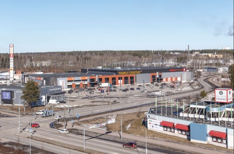 Näkymä Family Center -kauppakeskukseen ja sitä ympäröivään liikealueeseen.