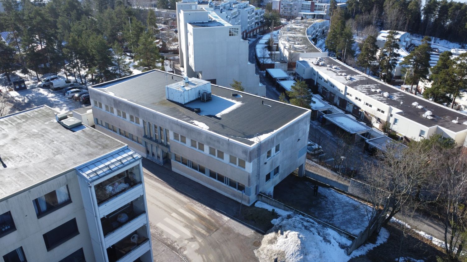 Ilmakuva rakennuksista talvisessa kaupunkiympäristössä.