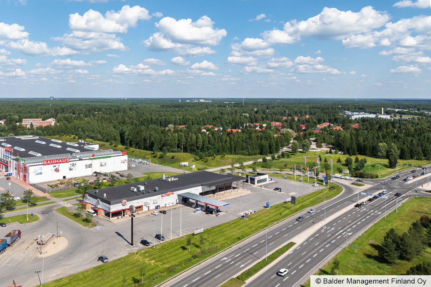 Vuokrattavana suuri 1 361 m² liiketilakokonaisuus Oulun Kaakkurissa. Tila koostuu laajasta ja yhtenäisestä asiakasalueesta sekä valmiista taustatiloista, joiden ansiosta se sopii erinomaisesti ravintolalle, myymälälle tai näiden yhdistelmälle. Tämän entisen huoltoaseman pohjaratkaisuun kuuluu keitti...