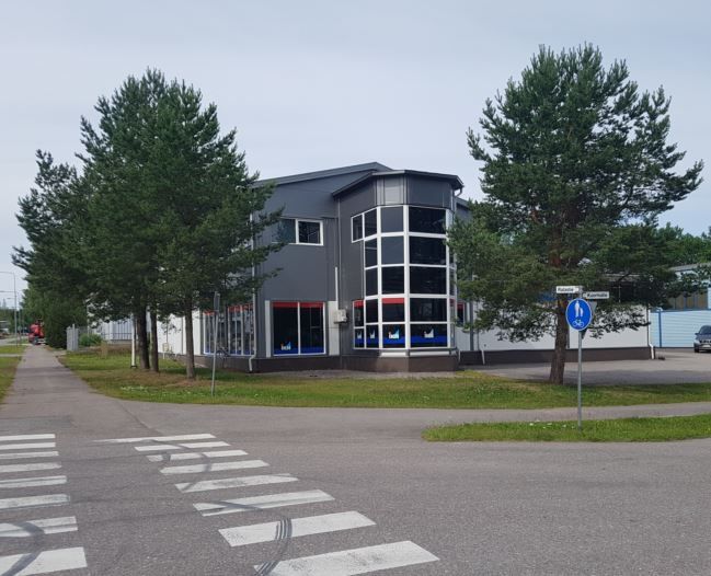 Vihdin Numelassa hyväällä sijainnilla liike-, tuotanto- ja varastotilaksi sopiva kiinteistö, jossa lisäksi toimistotilaa 2. kerroksessa. Tiloja voidaan jakaa usealle käyttäjälle esim. seuraavasti:- Tuotantotilaa n 315 m2, joka jakaantuu kahteen erilliseen halliosaan (185 m2 ja 130 m2), molemissa ...