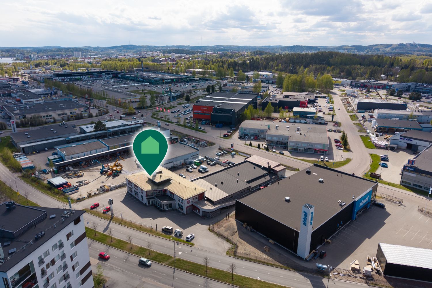 Tehokas toimistotila Seppälän palveluiden äärellä - Muutettavissa myös avotoimistoksi!

4 toimistohuoneen, keittiö ja au...