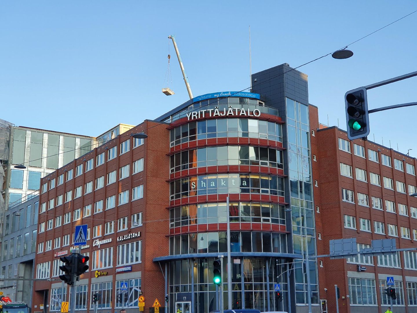 Tehokas tilaratkaisu, jossa on merkittävän suuri määrä työhuoneita, muutama isompi avotila-alue, 2 keittiötä ja useita w...