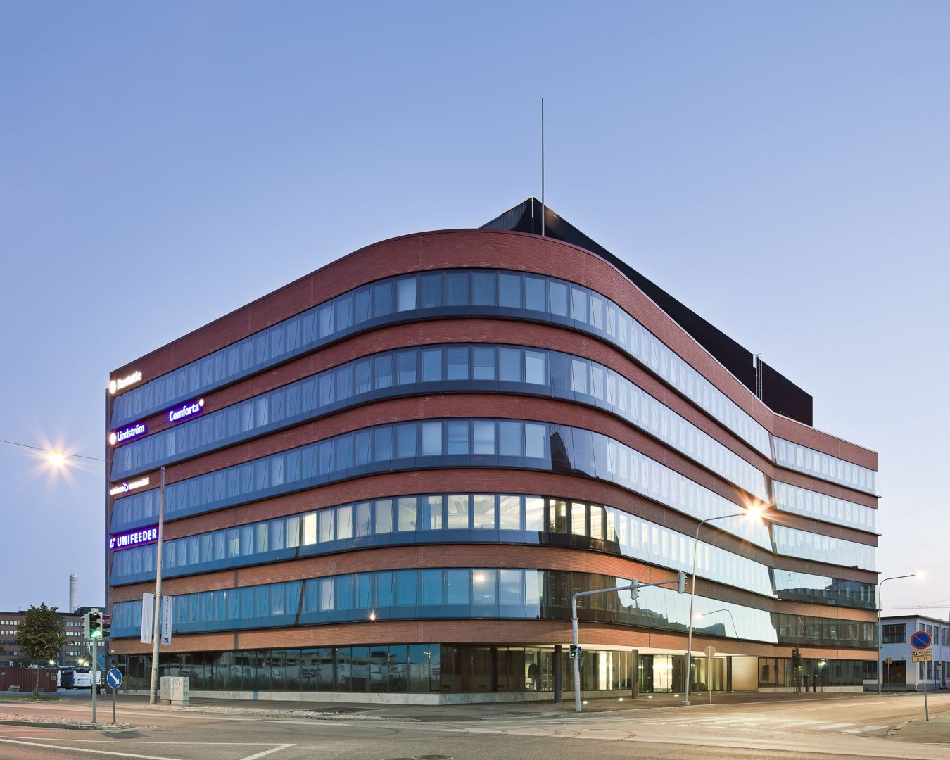 Edustava pääkonttoritason 1263 m² toimisto, josta tilaan n. 208 m² on lisäksi oma sisäänkäynti ja keittiö. Tämä mahdolli...