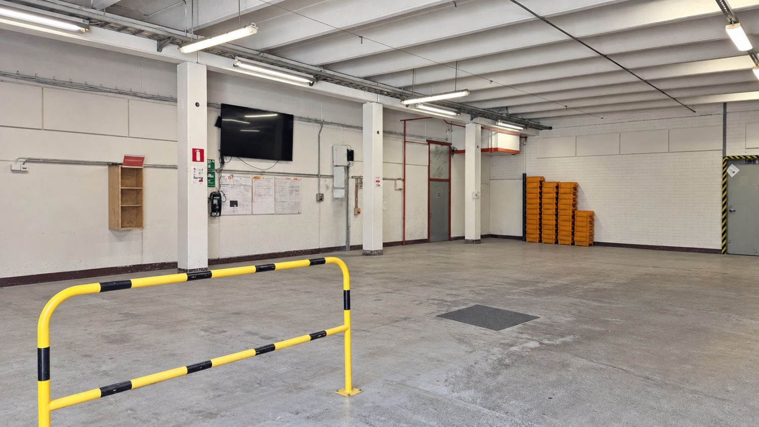 Siistikuntoinen ja avara varasto- ja tuotantohalli Helsingin Suutarilassa