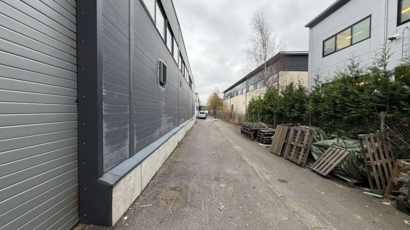 Tilava ja korkea varastohalli, maantasoisella nosto-ovella Helsingin Suutarilassa