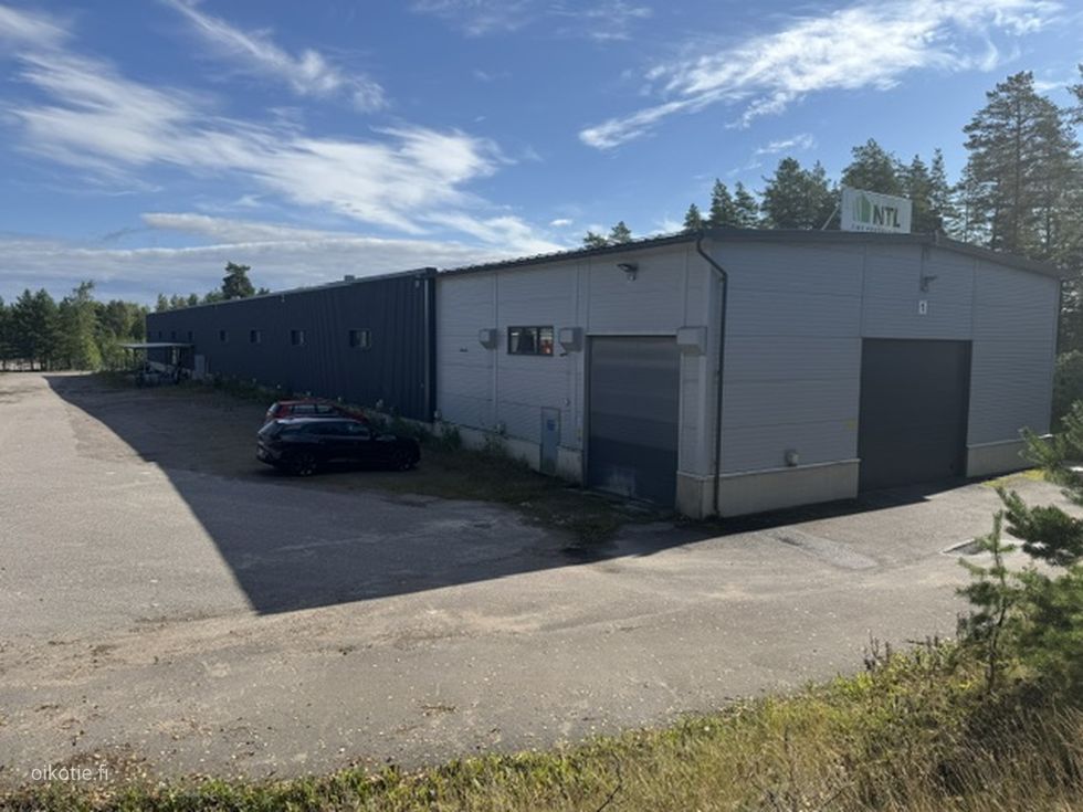 Tuotanto- ja varastotilaa, konepajalattia, siltanosturit, isoja nostovia, 1ha piha-alue joka on aidattu ja läpiajettavis...