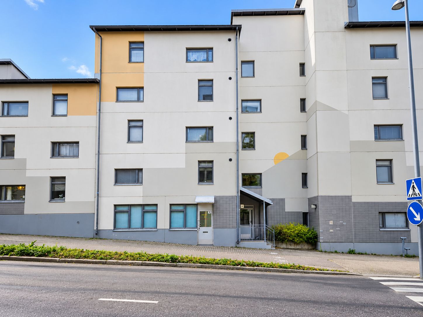 Myydään tarjouksien perusteella heti vapaa 88,5 m² liiketila – Meri-Rastila, Helsinki
