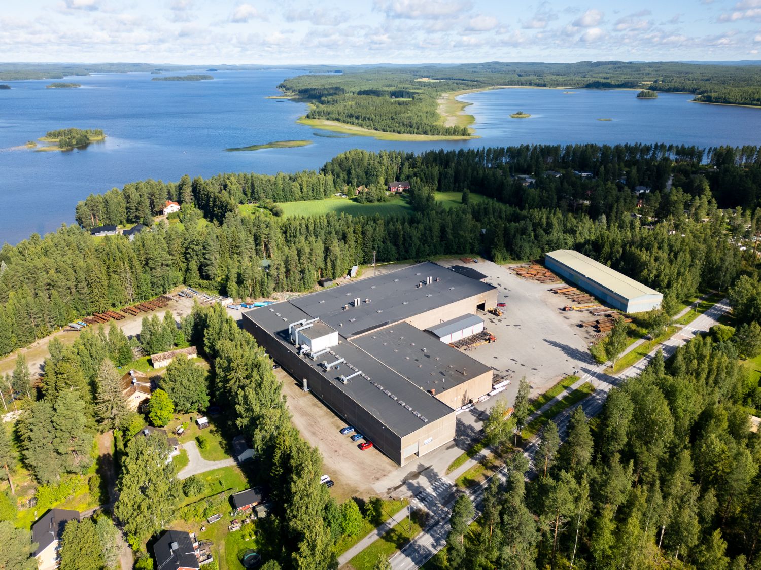 Myytävänä tuotantokäytössä oleva noin 12 300 k-m²:n teollisuus- ja logistiikkakiinteistö Lievestuoreella. Kohteessa yhdi...