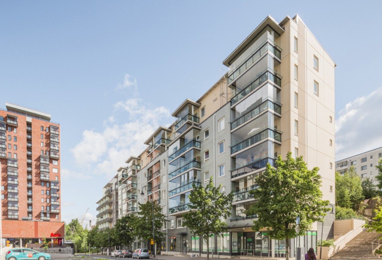 Kiinteistö Oy Tampereen Pellavanlikka on vuonna 2001 valmistunut nykyaikainen kahdeksankerroksinen asuin- ja liikekiinte...