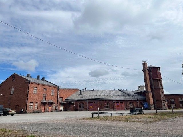 Senaatti-kiinteistöt myy Raaseporin kaupungissa, Karjaan rautatieasemalla, sijaitsevan historiallisen veturitallikokonai...