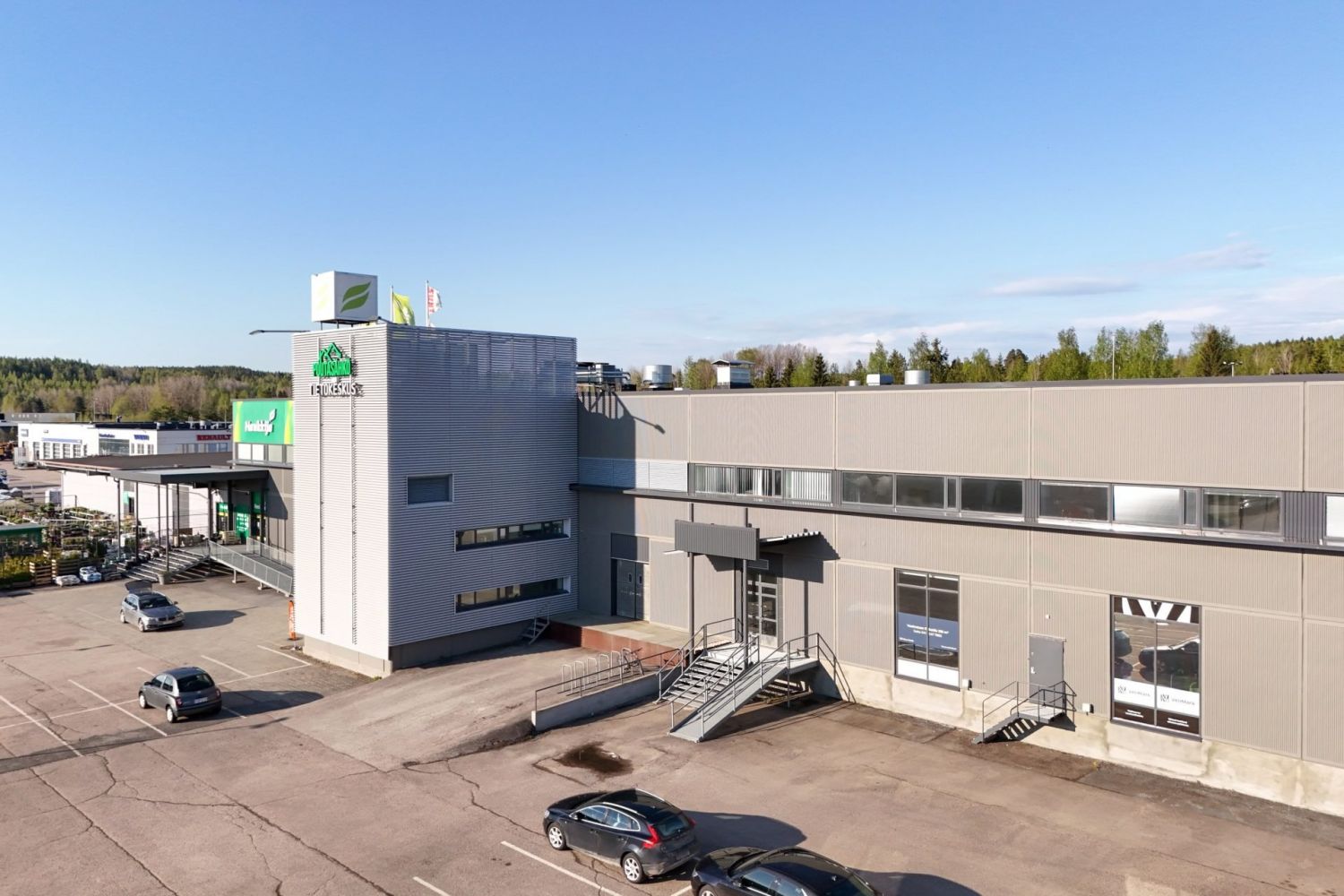 Katutason tila on muunnettavissa joustavasti liike-, varasto-showroom- ja toimistokäyttöön tai näiden yhdistelmäksi. Noi...